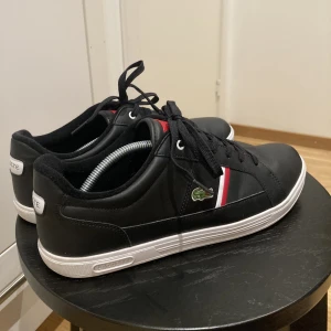 Lacoste Skor - Riktigt snygga Lacoste skor som tyvärr inte kommer till användning ! Väldigt bra skick så mitt pris 350