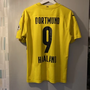 Haaland Dortmund tröja - Jättefin tröja från butiken i Dortmund. Den är i 9/10 skick och i storlek M. Den är äkta vilket visas på tredje bilden. Priset kan diskuteras lite. Hör av er vid några frågor!