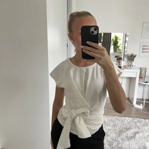 Vit topp - Vit topp ifrån Bubbleroom som man knyter själv, den är däremot lite nopprig som på bild 🖤