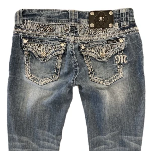 Miss me - Miss me jeans som är lowwaist och bootcut. Midjemåttet är 40cm tvärs över och innerbenslängden är 80cm❤️ Jag är 168cm. Tryck gärna på köp nu!💕