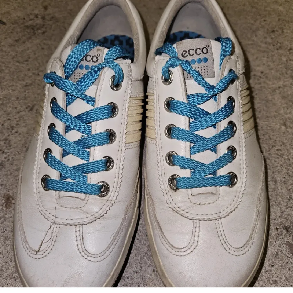 Supersköna vita skor från Ecco. Är egentligen golfskor (se sula), men har använts som vanliga sneakers. Äkta läder! Fint skick, inga hål!! . Skor.