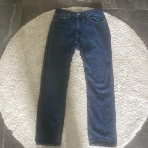 Säljer ett par blåa jeans från Levi’s strolek W32 L34. De är knappt användna så de är i god skick.