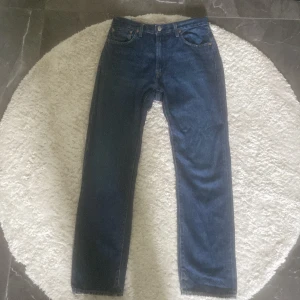 Levi’s jeans 501. - Säljer ett par blåa jeans från Levi’s strolek W32 L34. De är knappt användna så de är i god skick.