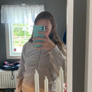 Hoodie med drag kedja  - Nyskick 