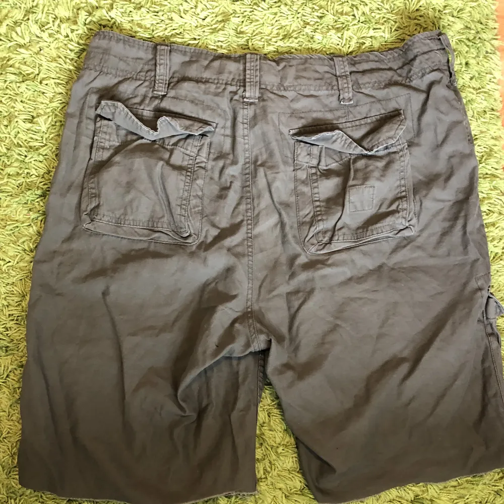 Ett par cargo shorts som jag har köpt på secondhand!. Shorts.