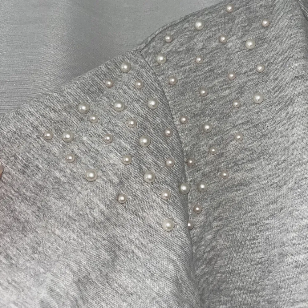 En söt grå tröja med pärlor på axlarna. Säljs då den inte kommer till användning! 💖. Tröjor & Koftor.