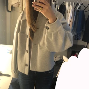 NA-KD kappa - Jätte fin NA-KD jacka köpt från Plick ny. Endast använd en gång så i jätte fint skick. Stl S men skulle säga den är ganska stor i storleken☺️utgår från 350, buda privat ❤️