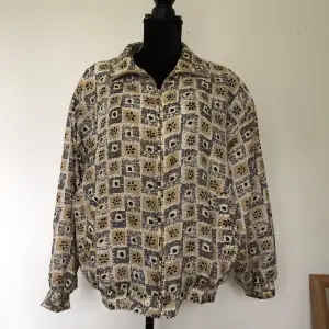 Vintage jacka från 80-talet. 100% silk. Längd ca 64cm. Ärmlängd ca 55cm. Vikt ca 230g. 