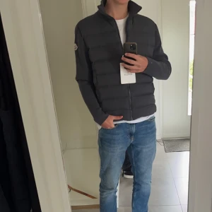 Moncler cardigan  - En grå moncler cardigan. Storlek M. Kvitto finns inte och köpt secondhand, där av priset och på så sätt vet jag inte om den är äkta. Vid frågor och annat så tveka inte på att höra av dig!