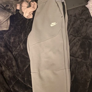 Nike Tech Fleece - Underdelen är från Jdsport, säljer den pga använder inte längre, använd bara 2 ggr. Strl S