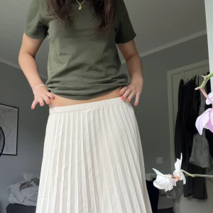 Kjol - Säljer min fina plisserade kjol från Gina Tricot! Den får ingen användning längre och är i bra skick💕