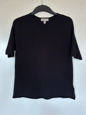 Stickad topp  - snygg stickad kortärmad t-shirt! Sitter tajt mot kroppen men inte för tajt! Passar perfekt till jeans eller shorts/ kjol! Storlek small! Hittar inget att anmärka på, som ny!