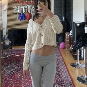 kabelstickad kofta - en ljusbeige/krämvit kabelstickad kofta från monki! Knappt använd, i bra skick:) Kolla gärna min profil för massa mer 💓