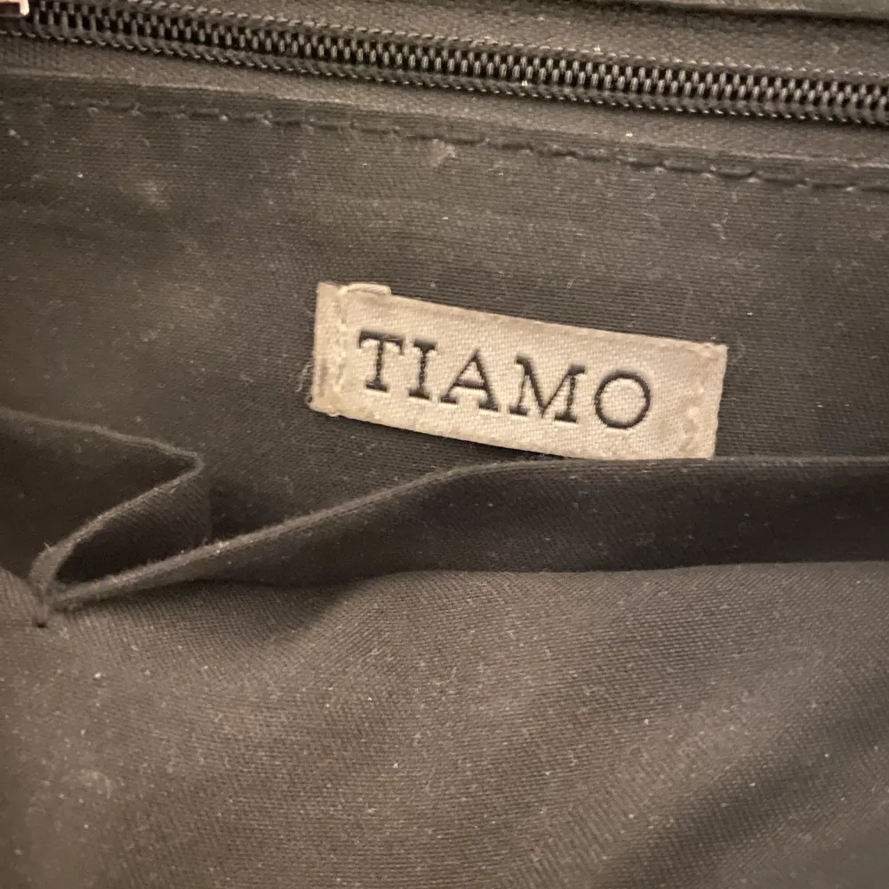  Säljer min svarta Tiamo väska för den ej kommer till användning längre, inga större synande defekter. Pris kan diskuteras . Väskor.