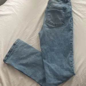 Säljer mina ljus blåa bootcut jeans för att de är för korta de kommer från Gina tricot köptes för en månad sedan typ för 400 kr 