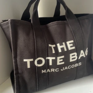 Marc Jacobs Tote Bag - Här är min tote bag! Är riktigt köptes på NK förra året. Säljer för 1800kr kan tänka mig sänka men vet inte!💕skriv med mer frågor