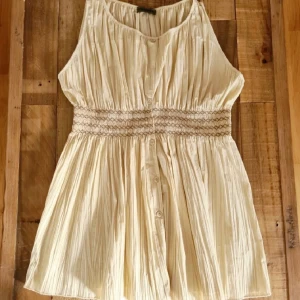 Blus top memonove - Superfin mamma/gravid blus från Italienska Memonove. Nypris 895. Modellen funkar fint på alla. Fint skick.