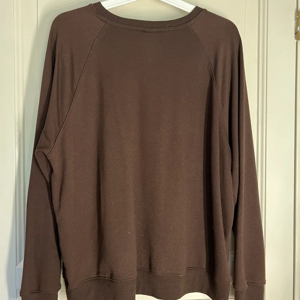 Basic brun tröja från H&M. Tyvärr lite nopprig.. Tröjor & Koftor.