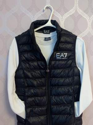 Vest från Emporio Armani, köpt för 1200kr från Zalando. Bra skick, använd fåtal gånger Storlek S