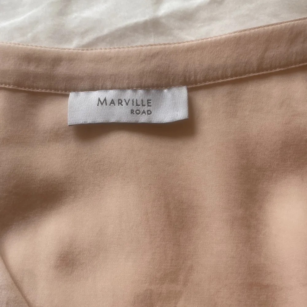Jättefin rosa Marville tröja/ blus i siden, nyskick och nypris ca 1500kr. . Blusar.