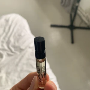 Tom Ford Oud Wood  - 2ml samples på succédoften från Tom Ford: Oud Wood! Denna maskulina, förföriska mörka ”oud” doft kommer göra dig oemotståndlig. Säljes för 49 kr/styck. Skriv i meddelande hur många du vill köpa.