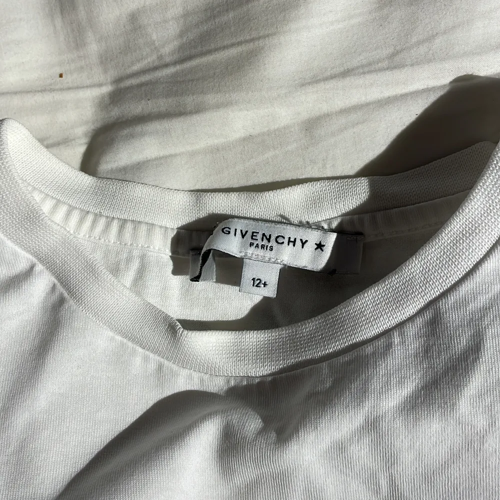 Givenchy t shirt använd ett fåtal gånger med inga synliga fel, även utan slit på tryck  12+ storlek (12-14 år). T-shirts.