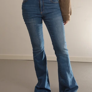 Jeans Bootcut - Storlek: 36 Midjemått: 27 in Modellens längd: 170 cm Material: Bomull, Polyester, Elastan