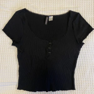 Topp H&M storlek S - Tajt topp med spetskant från H&M, slutar ovanför naveln