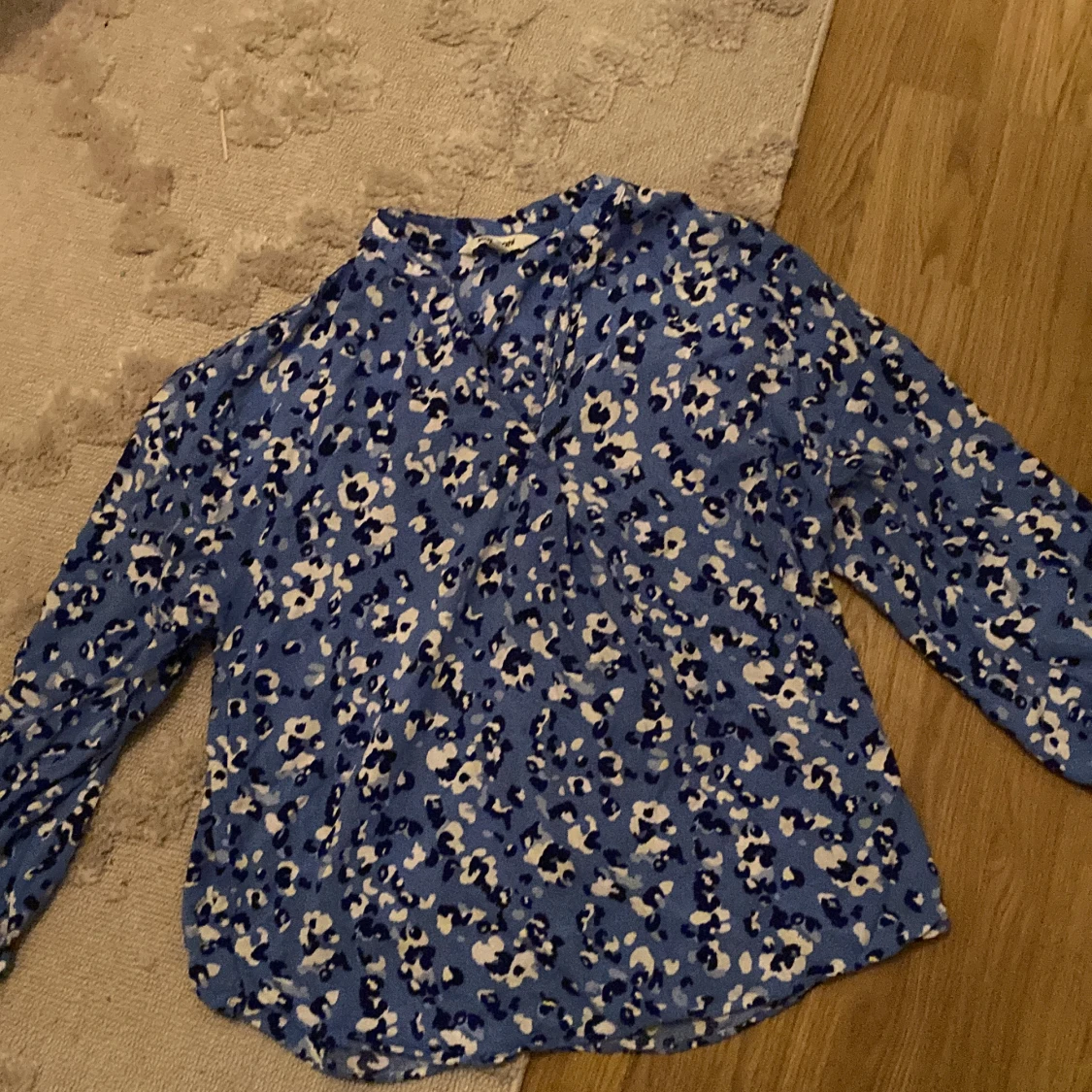 Säljer denna blus för den passar inte längre