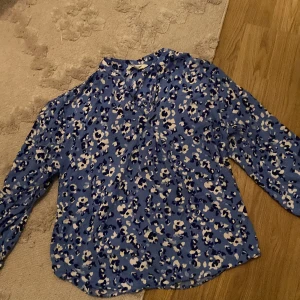 Säljer denna blus för den passar inte längre - Viskos matreial