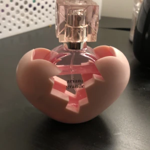 Thank you next parfym (Lite använd) - Parfym gjord av Ariana Grande använd men fortfarande mycket kvar bra pris och populär doft.  Du får parfymen och decoration grejen som kommer med! 