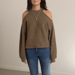 Axellös tröja  - Storlek: M Material: Polyester, Elastan & Viskos Modellens längd: 170 cm