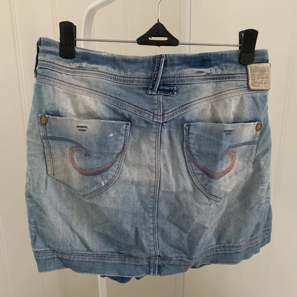 Säljer denna korta vintage jeanskjol. Den är lågmidjad och i jättefint skick. Säljer eftersom att den inte får plats i min garderob. Skriv om ni har några frågor💞. Kjolar.