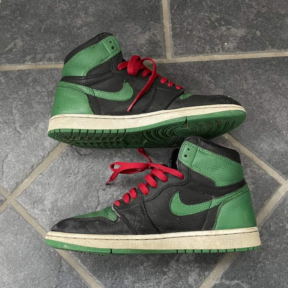 Använda Jordan 1’s. Medel skick, skorna har små små skador. 100% äkta. Org pris 4000-5000kr, helt nya svarta skosnören tillkommer. . Skor.