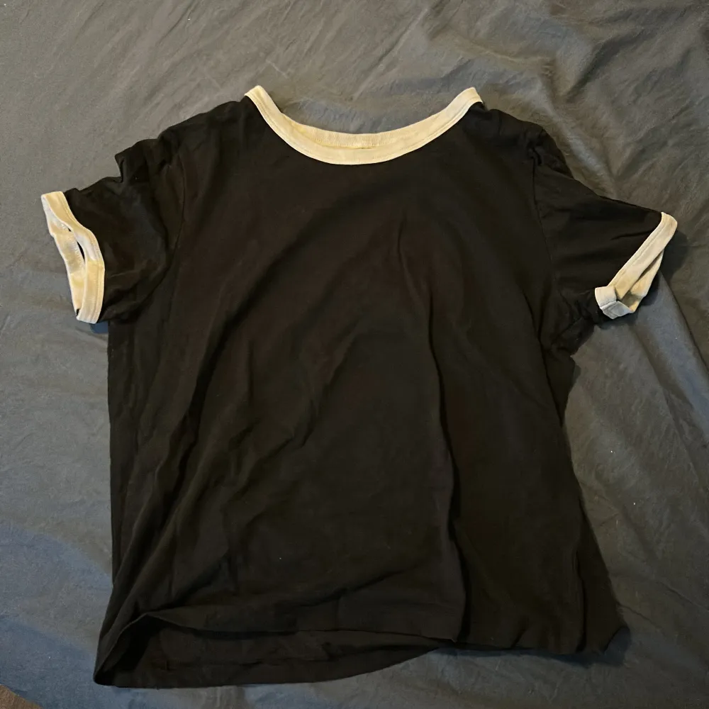 Vanlig basic t-shirt från HM, storlek M men skulle säga att den passar mer en S. Köparen står för frakten😊. T-shirts.