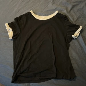 Tröja - Vanlig basic t-shirt från HM, storlek M men skulle säga att den passar mer en S. Köparen står för frakten😊