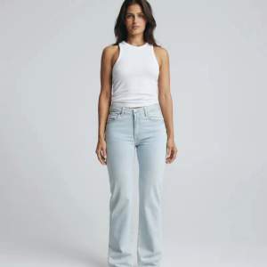 Säljer dessa jättefina lowwaist straightleg jeans från bikbok🤍säljer för att det inte är min stillängre🤍De passar mig som är ca 170cm men hade också passar kortare och längre🤍