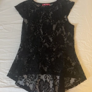 Spetstopo - Intressekoll på denna spetstopp. Lite osäker på om jag vill sälja. Barnstorlek 146 men passar en xxs/xs. Supersöt! 