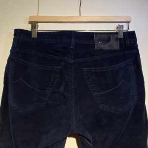 Jacob Cohën 688 Manchester Jeans 33 - Hej, säljer ett par populära Jacob Cohën 688 jeans. Marinblå färg. Väldigt bra skick, inga defekter. Storlek 33 och True To Size. Slim fit passform. Neutral färg passar till ALLT. Grym kvalite. Bästa jeans producenten på marknaden. Pris kan diskuteras.