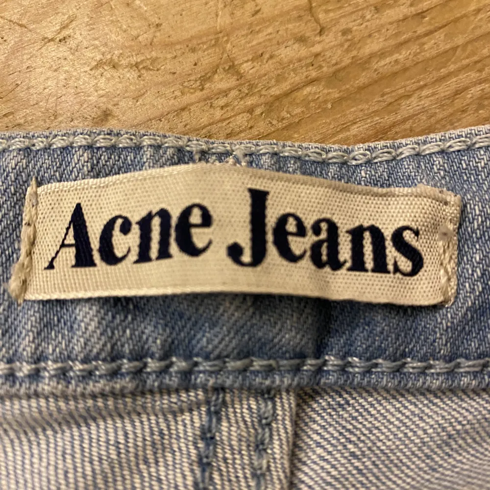Säljer dessa acne jeans då dom är för små för mig💖Sparsamt använda. W:26 L:32 men ganska små för sin storlek😊Orginal pris ca 2000 kr💗. Jeans & Byxor.