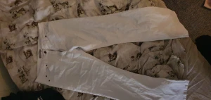 Jeans  - Jätte fina jeans som är lite low waist💞Har fina märken bak på fickan