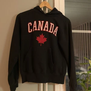 Hoodie med tryck - Skit snygg hoodie med tryck. Säljs pga har en likadan i grå så kommer inte till användning💖