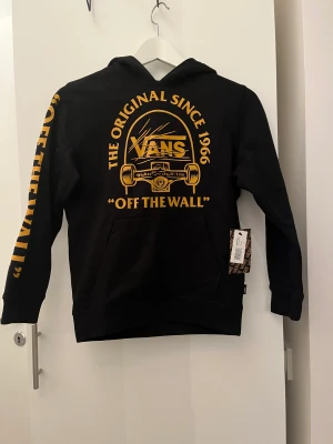 Vans - Helt ny hoddie från Vans. Oanvänd och lapparna kvar. En fin skejtar hoodie som passar både killar och tjejer.