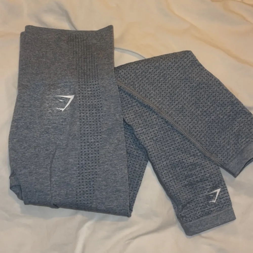 Ljusblåa träningstights från gymshark, storlek S  250kr+ frakt . Jeans & Byxor.