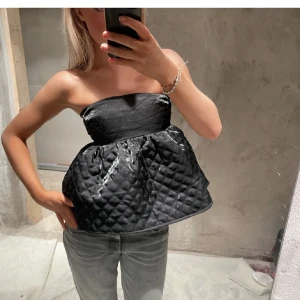 Svart topp🫶🏼🫶🏼 - Snygg topp köpt på asos🫶🏼🫶🏼använd en gång! Den har band och knyte i ryggen så går att justera som man vill💓