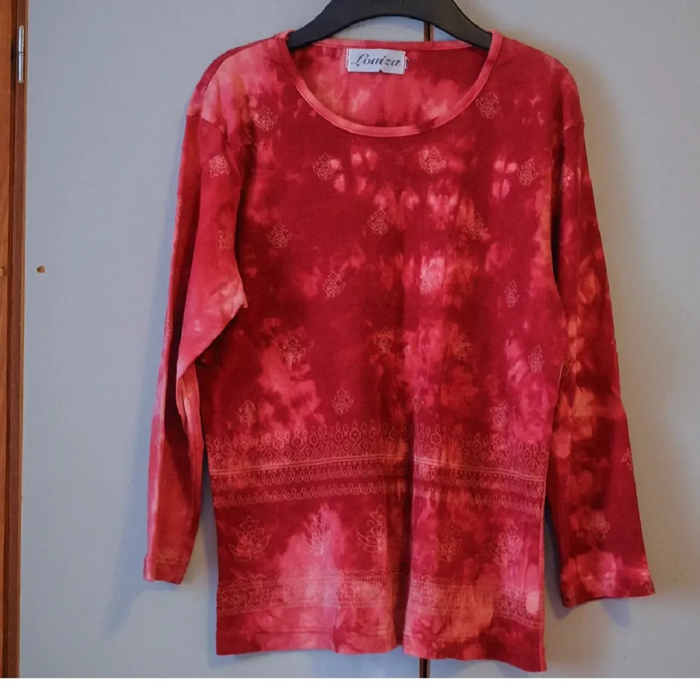 För den riktiga färgen på tröjan, se bild 2 o 3 :) . Tröjor & Koftor.