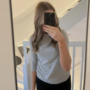 Stickad tröja  - Säljer denhär ”stickade” trekvartsärmade tröjan från Vila. Tröjan är endast använd en gång och är i fint skick. Jag är 167 cm lång och  brukar ha strl S för referens 