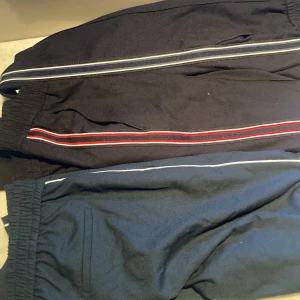Hugo Boss Byxor  - Tjena, säljer nu mina boss byxor,dem är blandning mellan mjukis och Kystom byxor, dem är storlek S. Passar perfekt till vardags klädsel. Säljer alla tre par för 900 kr,skulle man vilja köpa ett par så är det 300 kr. Kan gå ner i pris vid snabb affär