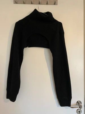 Stickad bolero  - Stickad bolero med polokrage, helt oanvänd.