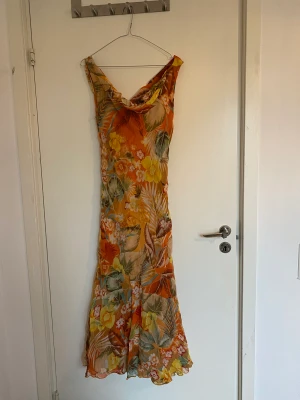 Långklänning med glitter och struktur - Helt oanvänd långklänning med drömlikt mönster och glittersömmar 